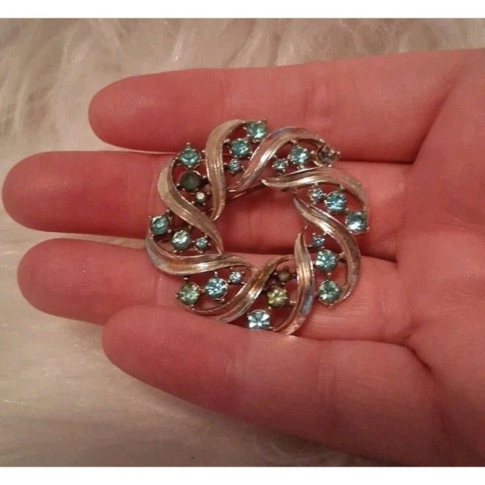 Vintage Gold Tone Circle Brooch Pin Aquamarine Blue Rhinestones Twisted Design